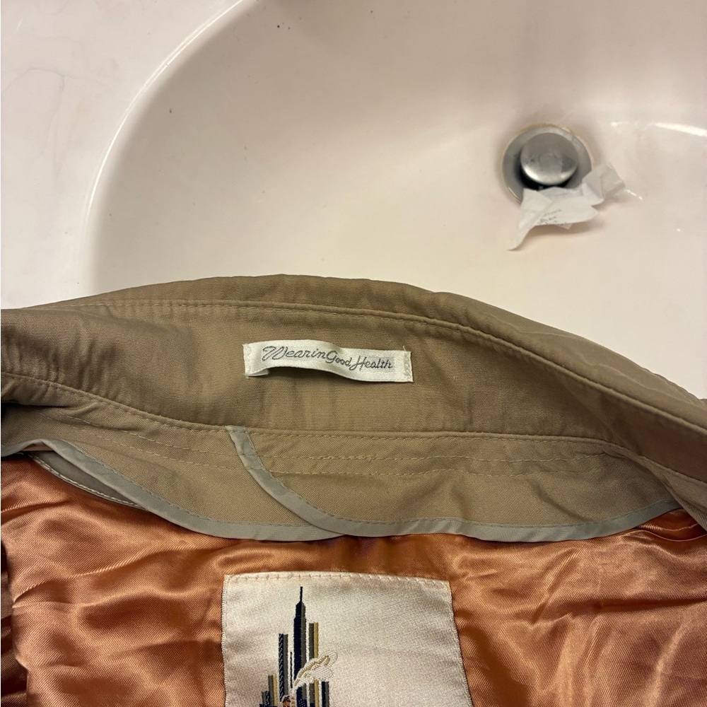 Classic Tan Trench Coat. No smoking. A very warm coat. No flaws - Picture 6 of 11